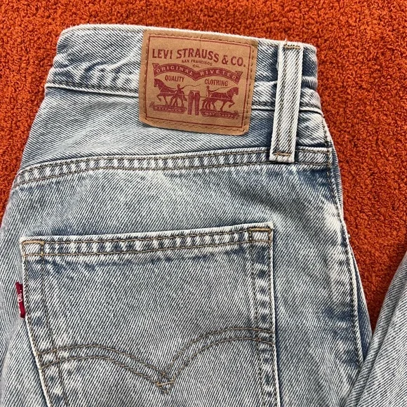 Women’s Levi’s Jeans - Picture 5 of 6